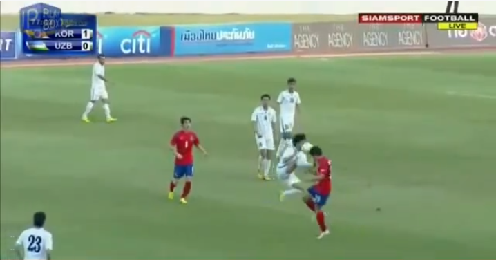 Den uzbekiske spelare nådde inte bollen med foten.